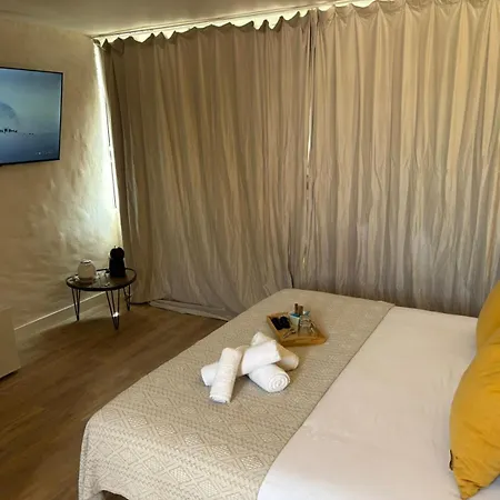 Rainbow ホテル シッチェス